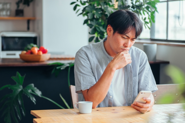 男性が悩んでいる写真