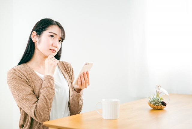 悩む女性の画像