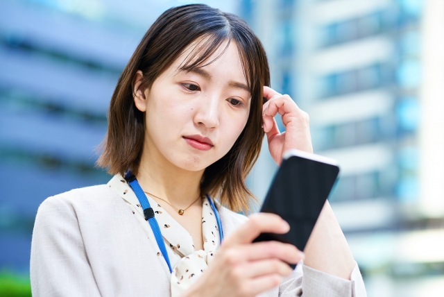 悩む女性の画像